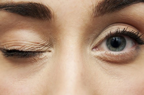 Як вилікувати сіпається око. Чому смикається очей - основні фактори і причини. Коли необхідно звернутися до лікаря?