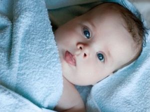 В якому віці змінюються очі у дітей. До якого віку у новонароджених змінюється колір очей.