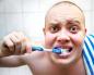 Коли правильно чистити зуби вранці та ввечері: до їжі чи після, як треба їх доглядати?