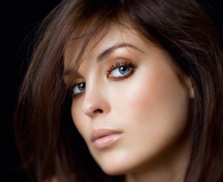 Výrazný makeup pre brunetky v šťavnatých farbách. Makeup pre šedo-zelené brunetky oči