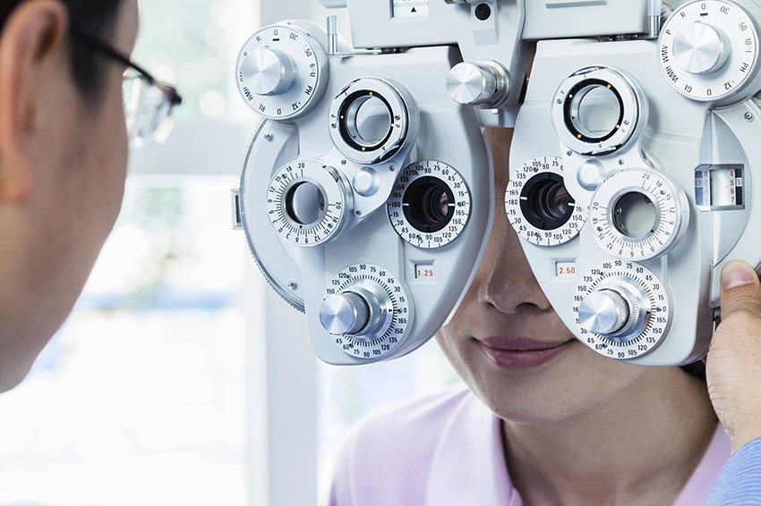 Očná protéza alebo umelé oko po protetike. Prvý umelý implantát oka na svete je implantovaný. Mikroskopická štruktúra sietnice.
