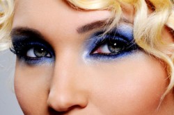 Jasný make-up v modrých tónoch. Ako sa môže modrý makeup urobiť?