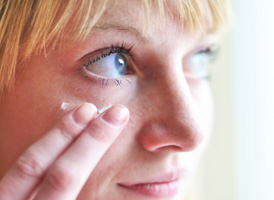 پوست پلک های فوقانی دچار خارش و خشکی می شود. پوست چشم خشک می شود: چه کاری باید انجام شود
