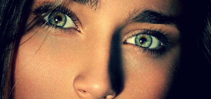 Erkeklerde parlak mavi gözler. Göz renginiz ne anlama geliyor
