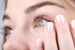 Ťažké edémy očných viečok. Prečo sa očné viečka zväčšujú nad očami a pod očami. Príčiny a liečba doma
