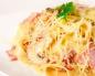 Špageti carbonara: klasični recept s vrhovima