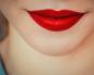 Bir kızın dudaklarını kırmızı rujla boyaması için doğru yol nedir?