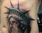 Tetovaža kipa slobode kao zalaganje za ideale demokratije